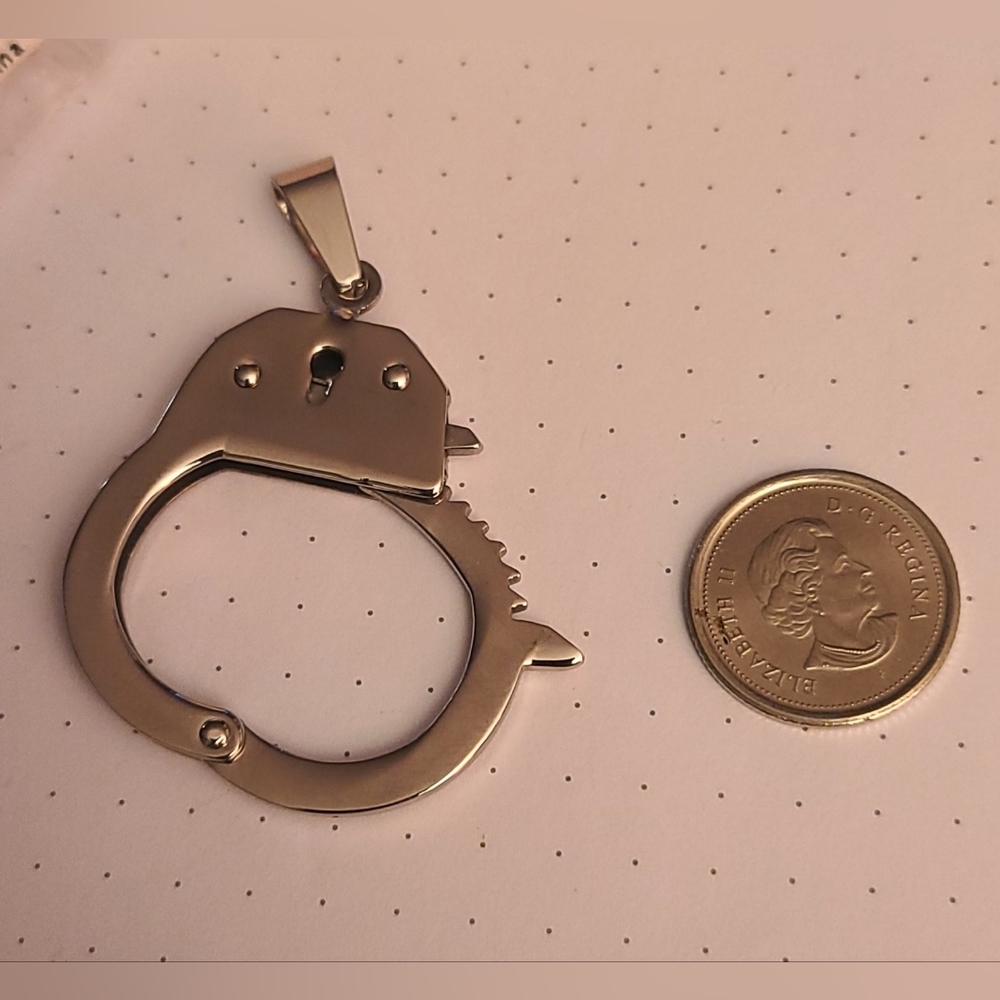 Tiny handcuff pendant - Picture 3 of 8